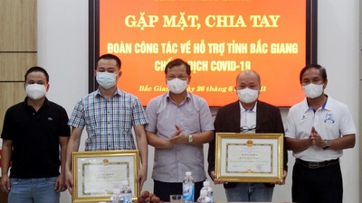 BS Hoàng đứng thứ hai từ phải sang trong chuyến công tác hoàn thành tại tỉnh Bắc Giang (Nguồn ảnh: Cổng TTĐT Bộ Y tế)